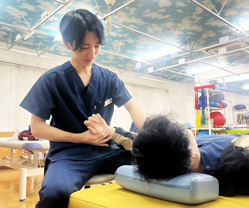 通院回数に応じて１日4,300円程の慰謝料が支払われます。